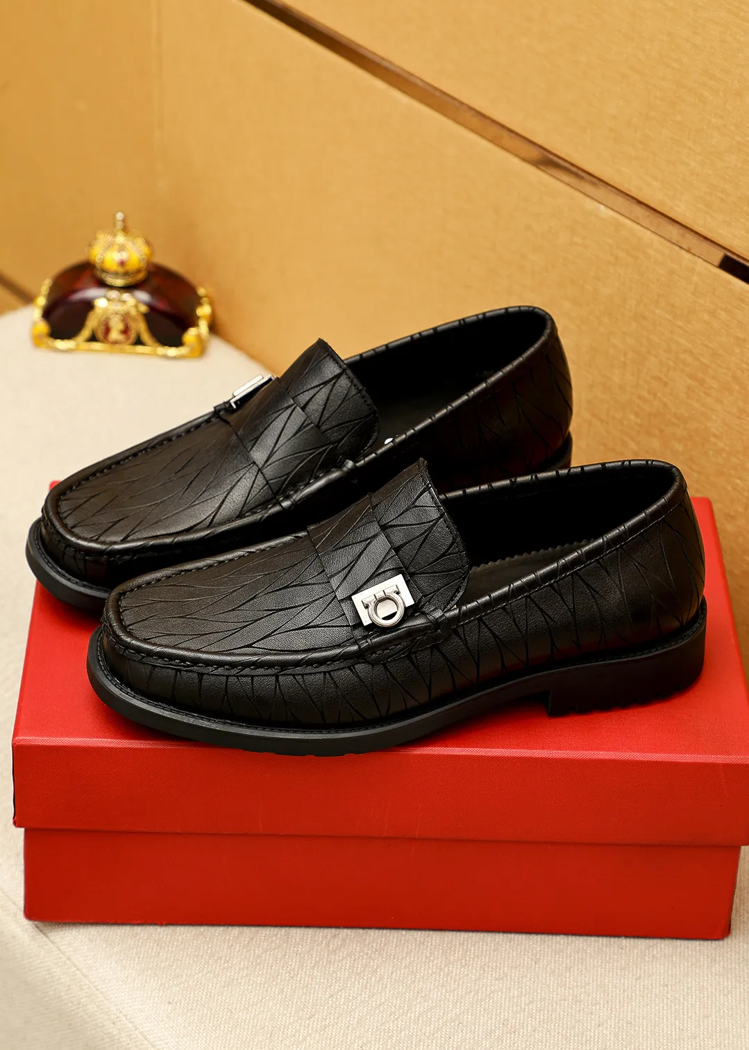Men's shoes 💰520 💐 Product trademark: Ferragamo "Ferragamo" casual leather shoes Regular size: 38-44 (45.46🉑️customized) Product materials: Selected imported first-layer calfskin embossed upper + original hardware buckle, imported water-dyed cow leather lining. Strong three-dimensional visual effect, original outsole color: 1⃣️color optional